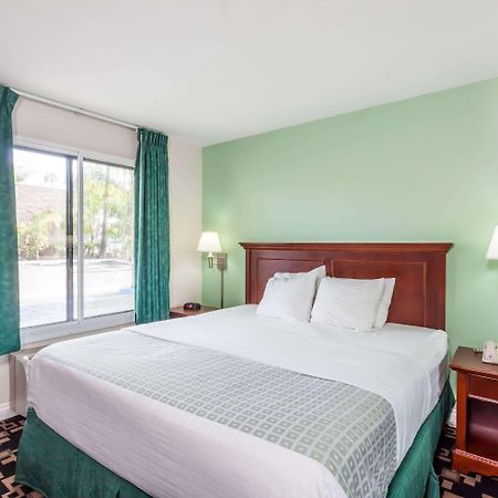 Ramada By Wyndham Oceanside Hotel Ngoại thất bức ảnh